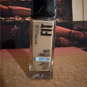 Maybelline Fit Me Matte + Poreless Foundation - Beige